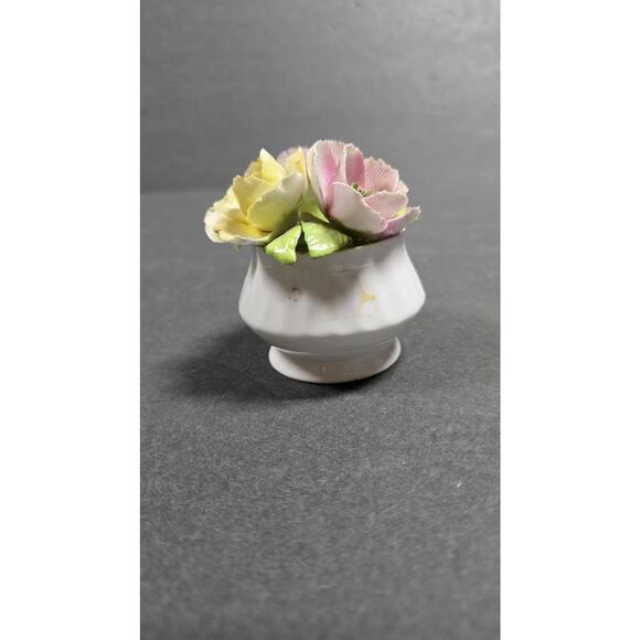 Vintage Royal Sutherland Bone China Flower Bouquet Figurine Staffordshire *chip - Picture 1 of 9